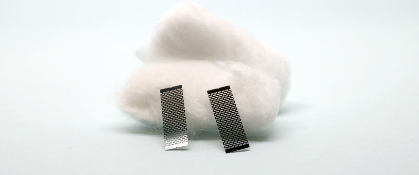 Photo des deux feuilles de mesh et du coton par Geekvape pour son atomiseur Zeus Mesh.